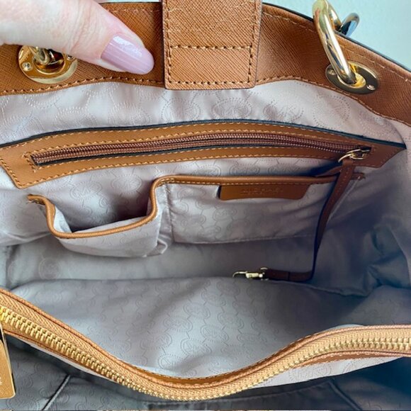 đź’–FLASH SALE Michael Kors Cynthia Medium Satchel Acorn Tan Brown Leather EUC - Picture 8 of 11